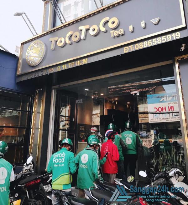 Sang nhanh quán trà sữa nằm ngay ngã tư Lạc Long Quân – Âu Cơ, vị trí đông đúc dân cư, thuận lợi có nhiều các điểm ăn uống. 