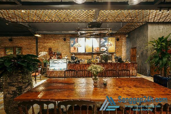 Sang nhanh quán Bar vị trí đẹp, xung quanh là khu dân cư, chung cư cao cấp, trung tâm quận 2.