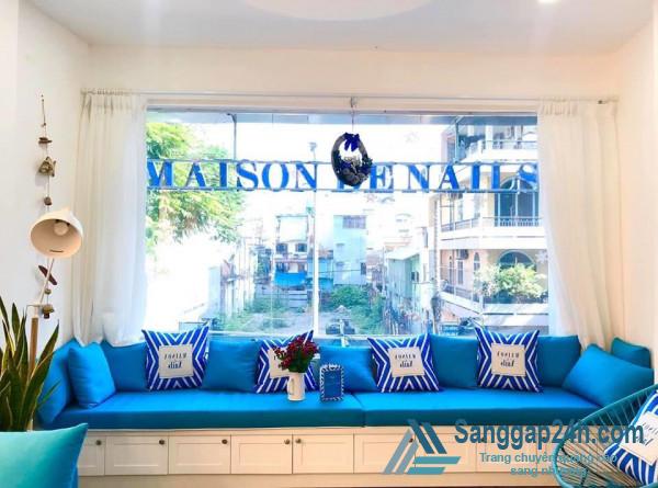 Sang nhanh tiệm Nails ở trung tâm quận 1.