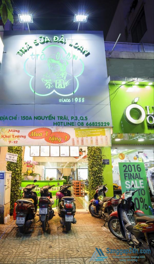 Sang nhanh quán trà sữa nằm ở ngay góc ngã 4 đường Nguyễn Trãi với Lê Hồng Phong, vị trí đông đúc dân cư, thuận lợi có nhiều các điểm ăn uống. 