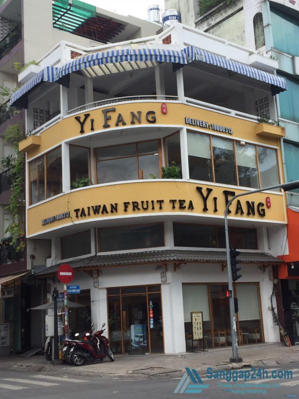 Sang nhanh quán trà sữa nằm ở ngay góc ngã tư Trần Hưng Đạo - Lương Nhữ Học.