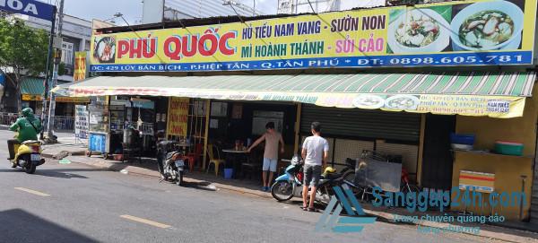 Sang quán hủ tiếu nam vang - cơm tấm, nằm ngay góc ngã 3 Lũy Bán Bích với Dương Khuê, quận Tân Phú.