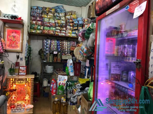 Sang tiệm tạp hóa mặt tiền đường lớn, khi dân cư đông đúc.