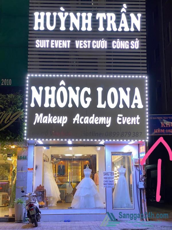 Sang studio áo cưới mặt tiền đường Hồ Văn Huê, phường 9, quận Phú Nhuận. 