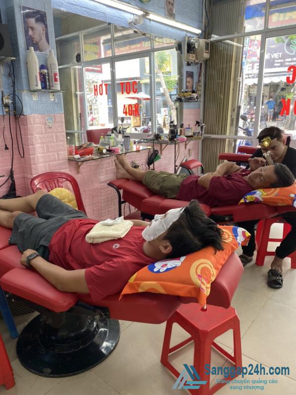 Sang nhanh tiệm tóc nằm khu dân cư đông đúc, trung tâm quận Tân Phú.