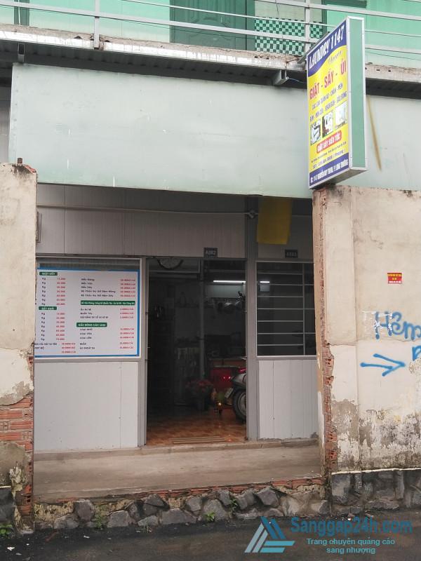 Sang nhanh tiệm giặt sấy nằm khu vực nhà trọ 200 phòng, mặt tiền hẻm cách đường chính 20m.