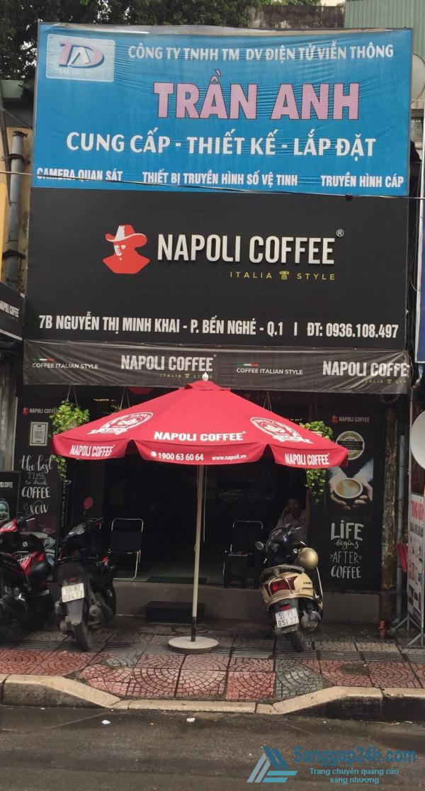 Sang nhanh quán cafe nhượng quyền Napoli nằm mặt tiền đường Nguyễn Thị Minh Khai, quận 1.
