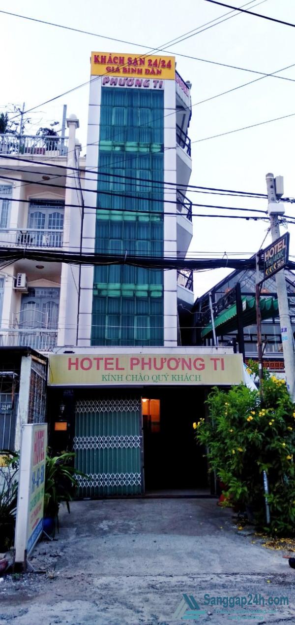 Sang nhanh khách sạn nằm ở khu dân cư đông đúc, mặt tiền đường lớn, gần trung tâm hành chính quận 12. 