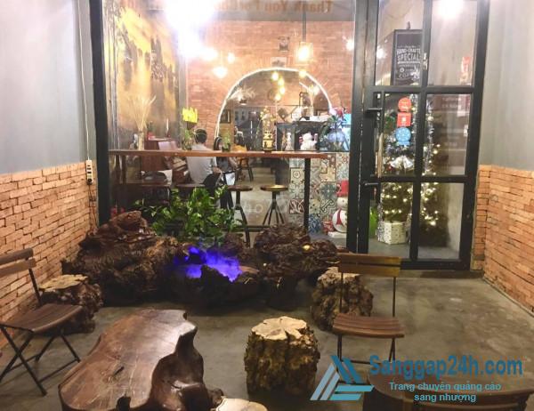 Sang nhanh quán cafe nằm trong khu làng café Thủ Đức, trục đường lớn, đông người qua lại, gần trường THPT và nhiều trường Đại Học, Cao Đẳng.