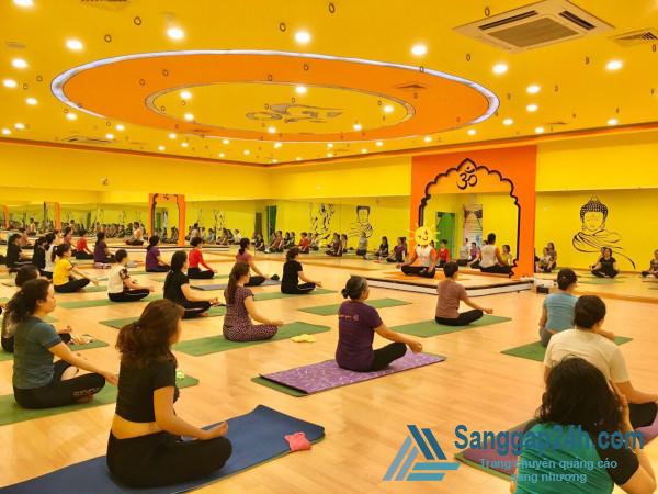 Sang nhanh mặt bằng phòng tập lớn sức chứa 60 người, phòng tập lát gỗ, hiện tại đang tập trên 100 học viên.