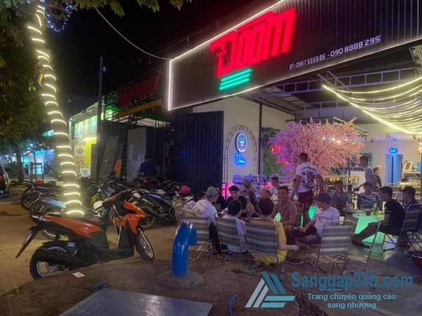 Sang nhanh quán cafe nằm mặt tiền đường Song Hành, phường Tân Xuân, huyện Hóc Môn.  