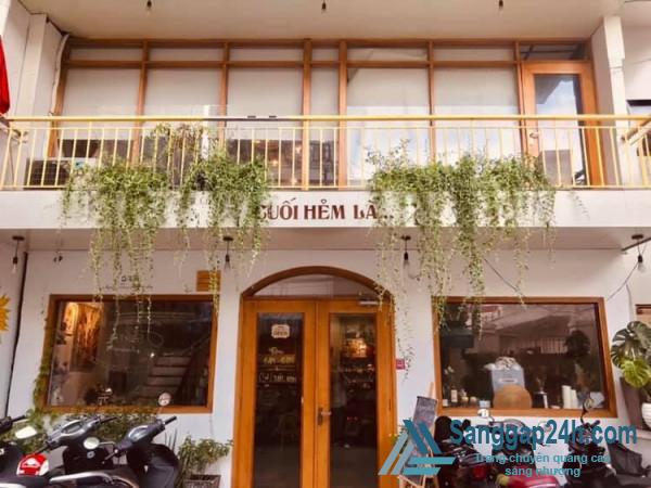 Sang quán cafe nằm trung tâm quận 1, gần khu văn phòng, các trường đại học.