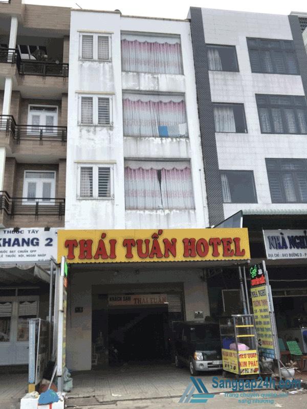 Sang khách sạn nằm trong chợ đầu mối nông sản Thủ Đức. 