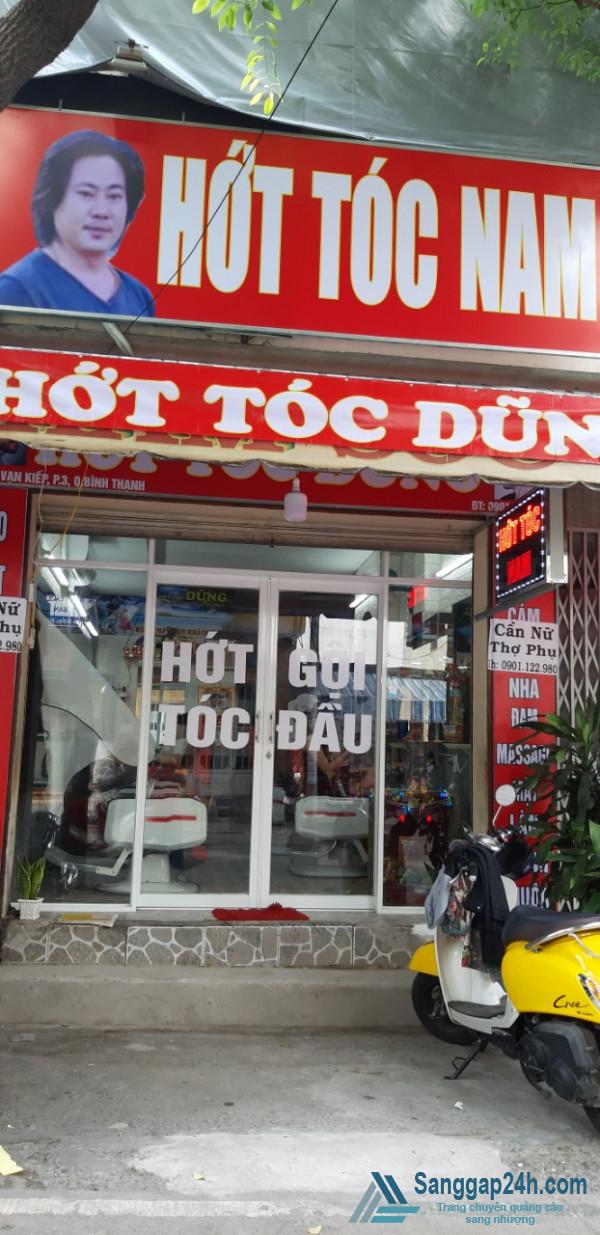 Sang tiệm tóc nằm mặt tiền đường Vạn Kiếp, phường 3, quận Bình Thạnh.
