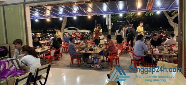 Sang nhanh quán ăn nhậu mặt tiền đường lớn, nằm khu dân cư đông đúc.