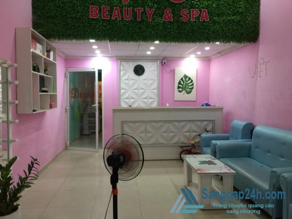 Sang nhượng spa nằm khu dân cư đông đúc, mặt tiền đường lớn, trung tâm quận Tân Phú.