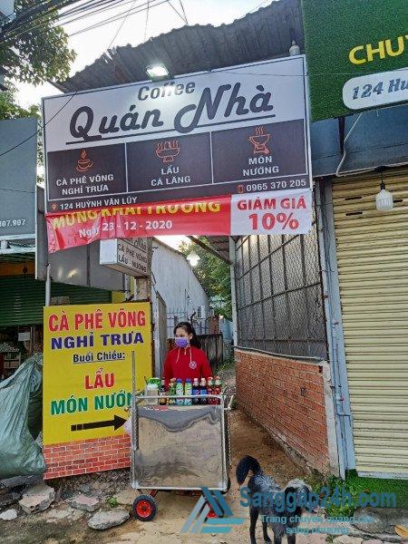 Sang nhanh quán cafe sân vườn, chòi lá nằm ở khu dân cư đông, nhiều người qua lại, trung tâm Thủ Dầu Một.