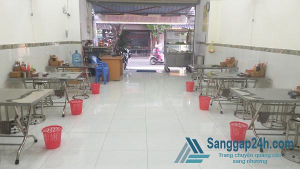 Sang nhanh quán phở giá rẻ nằm mặt tiền đường, khu dân cư đông đúc, trung tâm quận Gò Vấp.