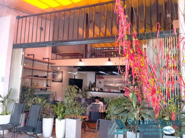 Sang nhượng quán cafe & trà sữa nằm mặt tiền, trung tâm quận 7.