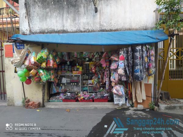 Sang nhanh tiệm tạp hoá đã hoạt động được 20 năm, nằm khu dân cư, sinh viên đông đúc.