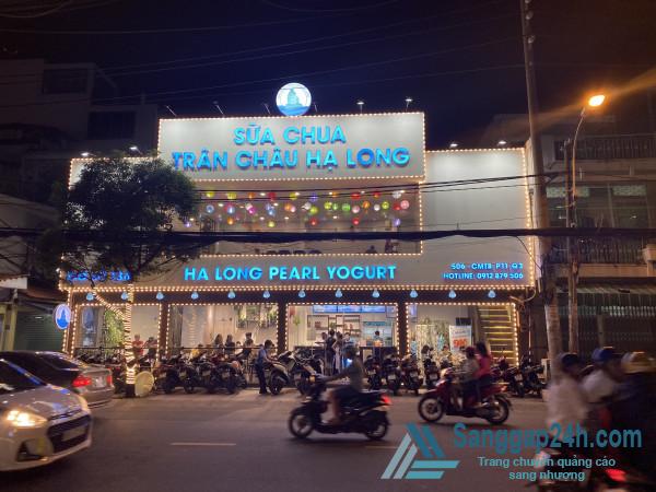 Sang quán Sữa Chua Trân Châu Hạ Long nằm ngay trục đường chính Cách Mạng Tháng 8, quận 3.
