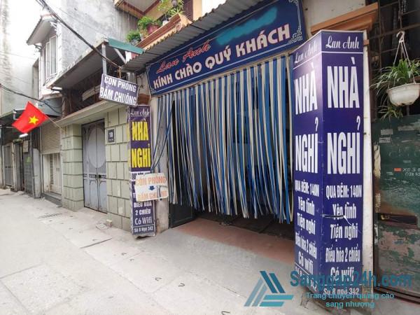 Sang nhượng nhà nghỉ giá rẻ nằm ở số 8 ngõ 342, Khương Đình, quận Thanh Xuân, Hà Nội.