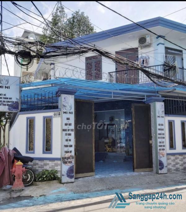 Sang tiệm nail bình dân nằm mặt tiền đường, khu dân cư đông đúc, trung tâm quận Gò Vấp.