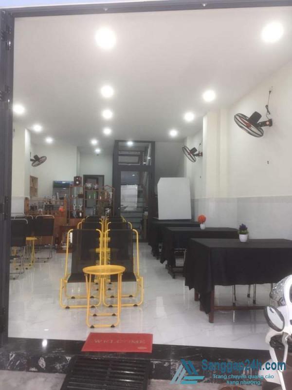 Cần sang nhanh quán cơm trưa mặt tiền đường lớn, khu dân cư đông đúc, trung tâm quận Tân Bình. 