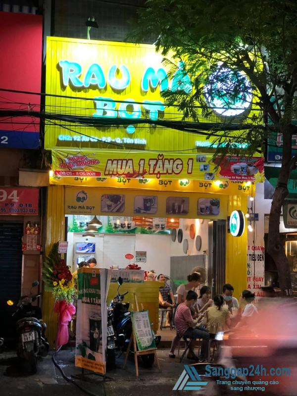 Sang nhượng quán Rau Má nằm khu dân cư đông, đường lớn, trung tâm quận Tân Bình.