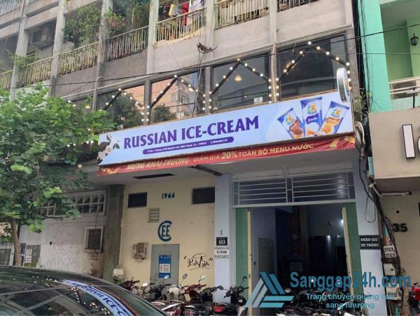 Sang nhượng quán cà phê nằm ở lầu 1 - 60 Nguyễn Trãi, quận 1.