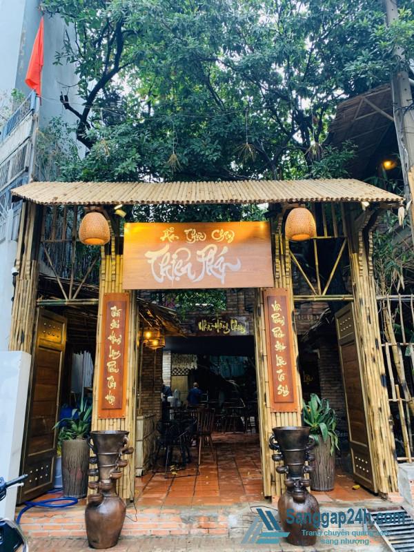 Sang nhanh quán cafe sân vườn kết hợp quán ăn chay nằm ở trung tâm quận Phú Nhuận.