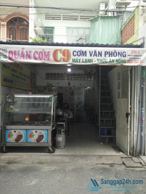 Sang nhượng quán cơm văn phòng nằm trung tâm quận Phú Nhuận.
