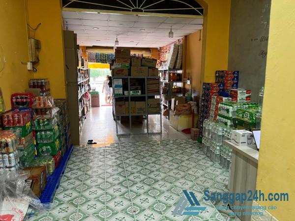 Sang nhuợng gấp cửa hàng tạp hoá mặt tiền đường Nguyễn Sơn, phường Phú Thọ Hoà, quận Tân Phú, TP.HCM.