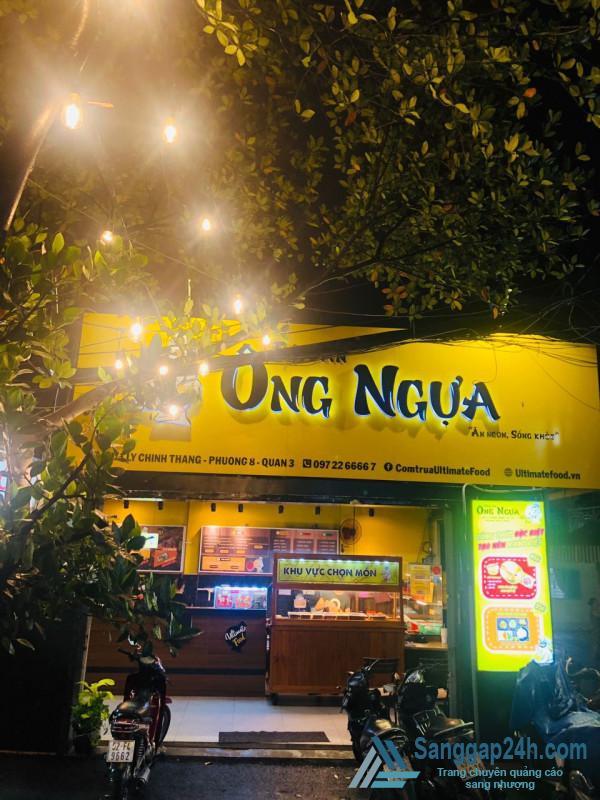 Sang nhượng quán cơm 2 mặt tiền, nằm khu dân cư đông đúc, trung tâm quận 3.