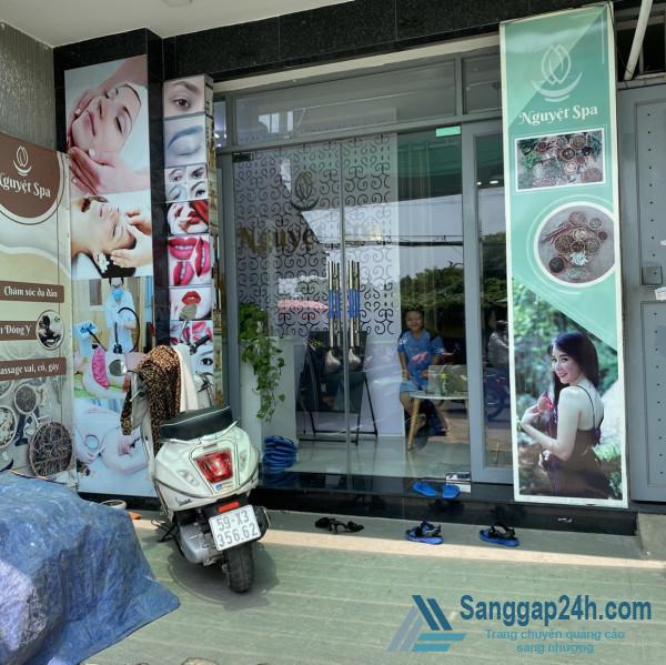 Sang nhượng spa nằm mặt tiền đường số 6, khu dân cư đông đúc, đông người qua lại.