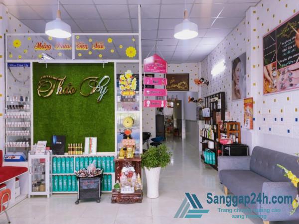 Cần sang tiệm tóc Nữ hoạt động được gần 2 năm.