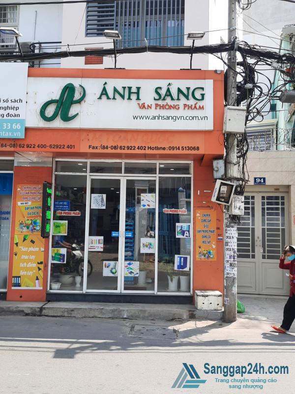 Sang nhượng mặt bằng văn phòng phẩm nằm mặt tiền đường Đông Hồ, phường 8, quận Tân Bình.