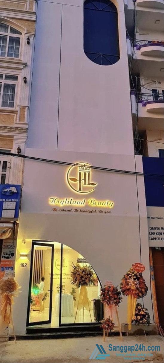 Sang nhượng spa đang hoạt động đông khách, nằm trung tâm quận 10.