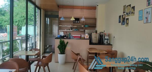 Sang Nhượng Quán Cafe Mặt Tiền Đường Khu Dân Cư Đông Đúc.
