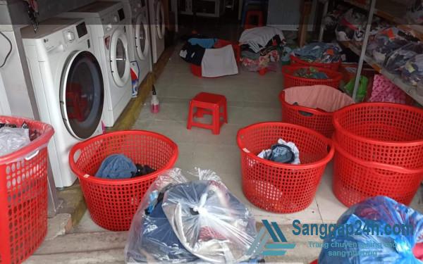 Sang tiệm giặt ủi