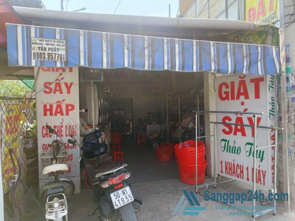 Sang tiệm giặt ủi