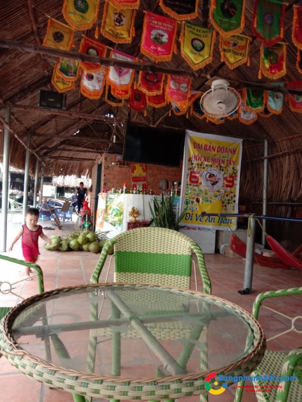 Sang quán cafe sân vườn đang hoạt động kinh doanh có lãi.