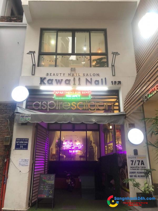 Cần sang gấp phòng trà còn mới ngay trung tâm thương mại quận 1.