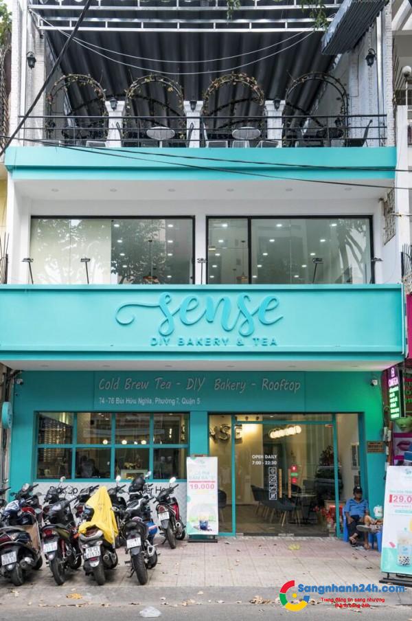 Sang nhanh quán trà sữa, phong gian quán Tây Âu, mặt tiền đường lớn, khu dân cư đông đúc.